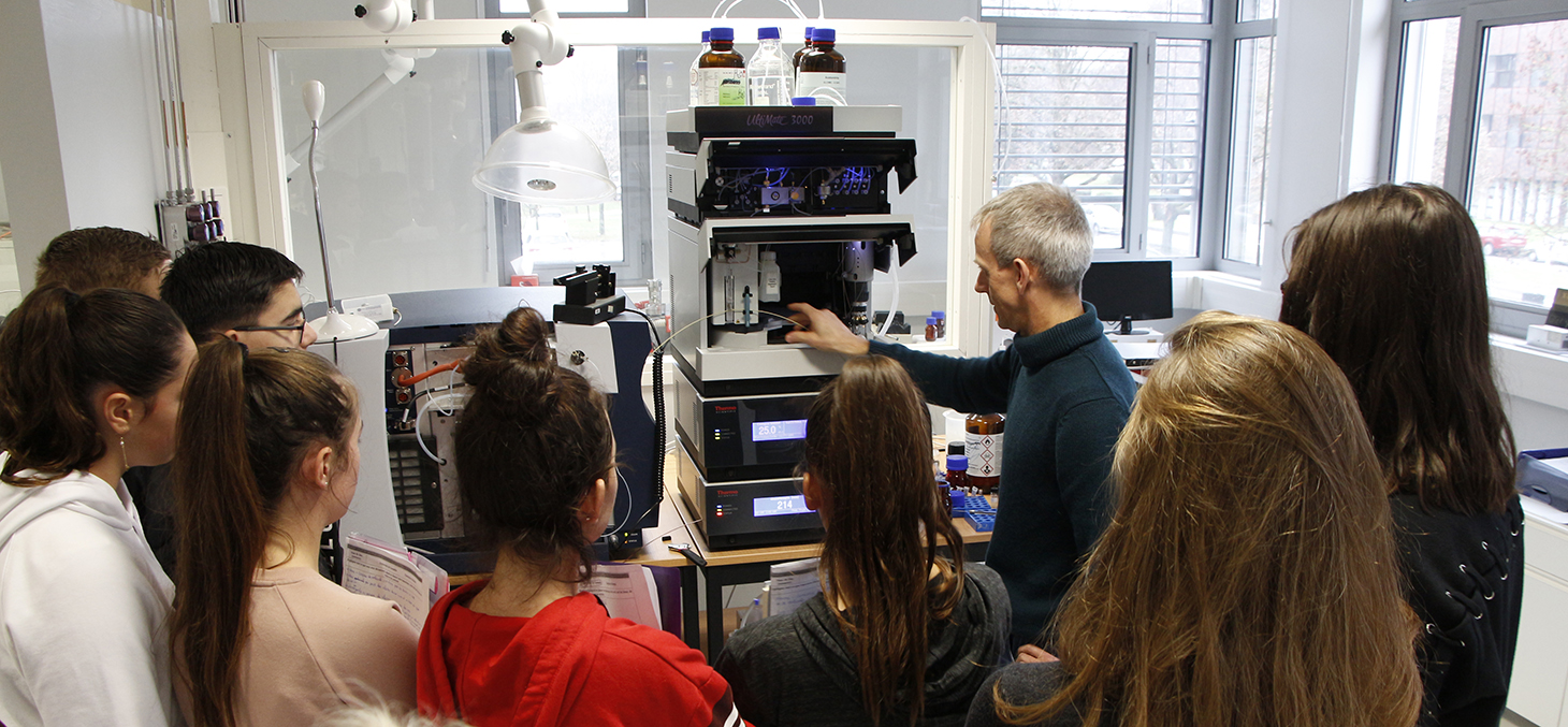 Visite de collégiens au Département de chimie moléculaire