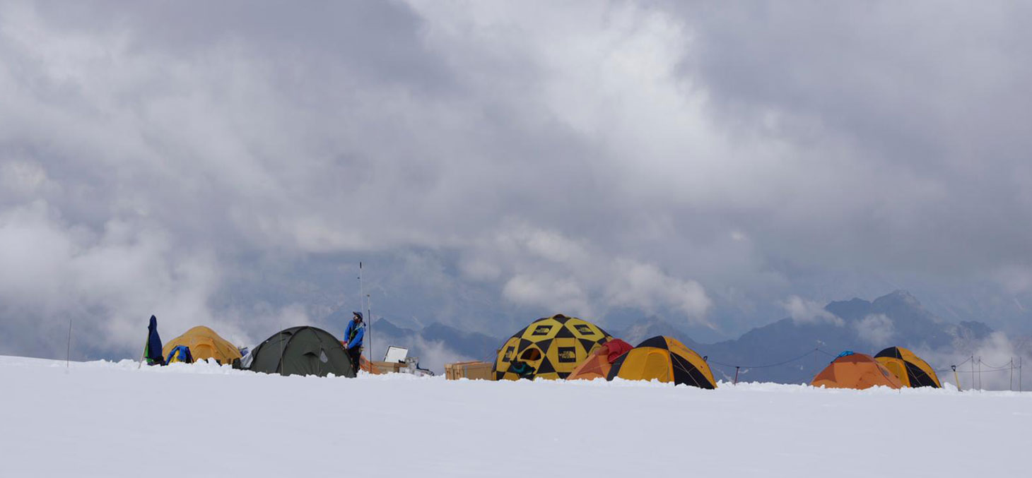 Le camp établi sur le glacier de Corbassière, sur le massif du Grand Combin