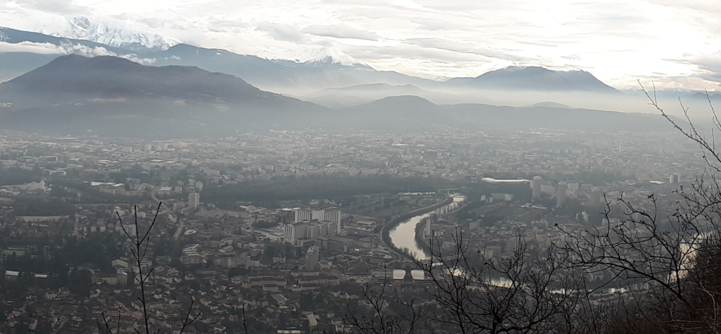 IRD - Gaëlle Uzu (Inversion de température au-dessus de la ville de Grenoble, qui plaque les polluants au sol)