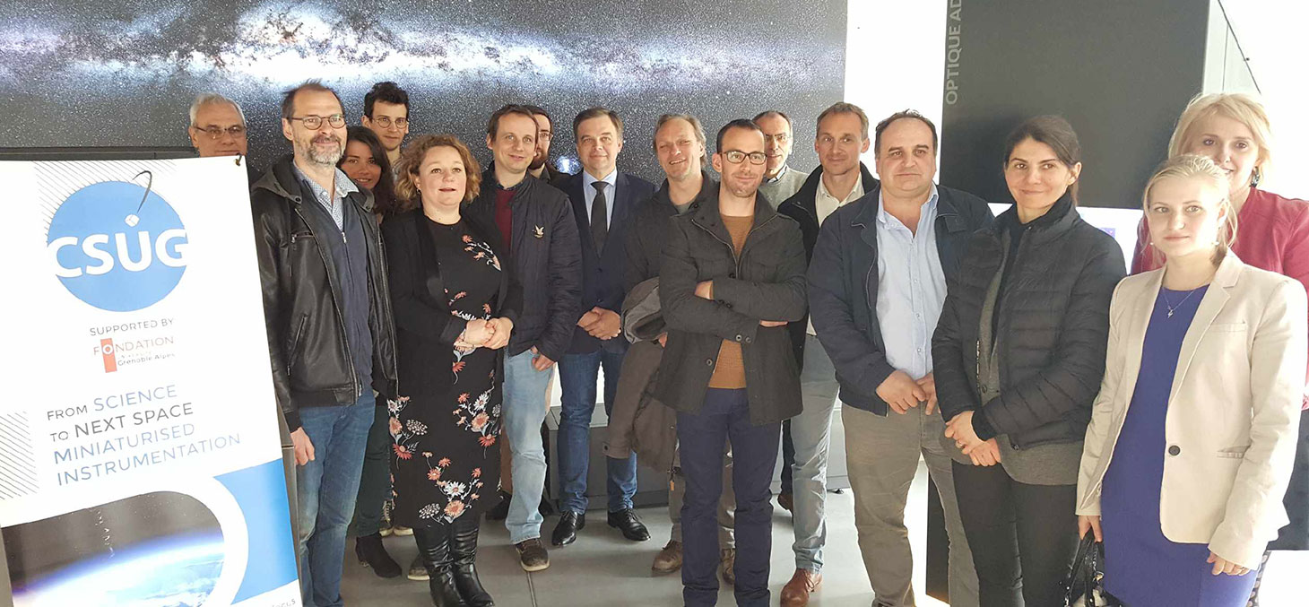 Les membres des équipes de Nicomatic, de la Fondation UGA et du CSUG lors de la visite de l’espace muséographique de l’OSUG. © Fondation UGA