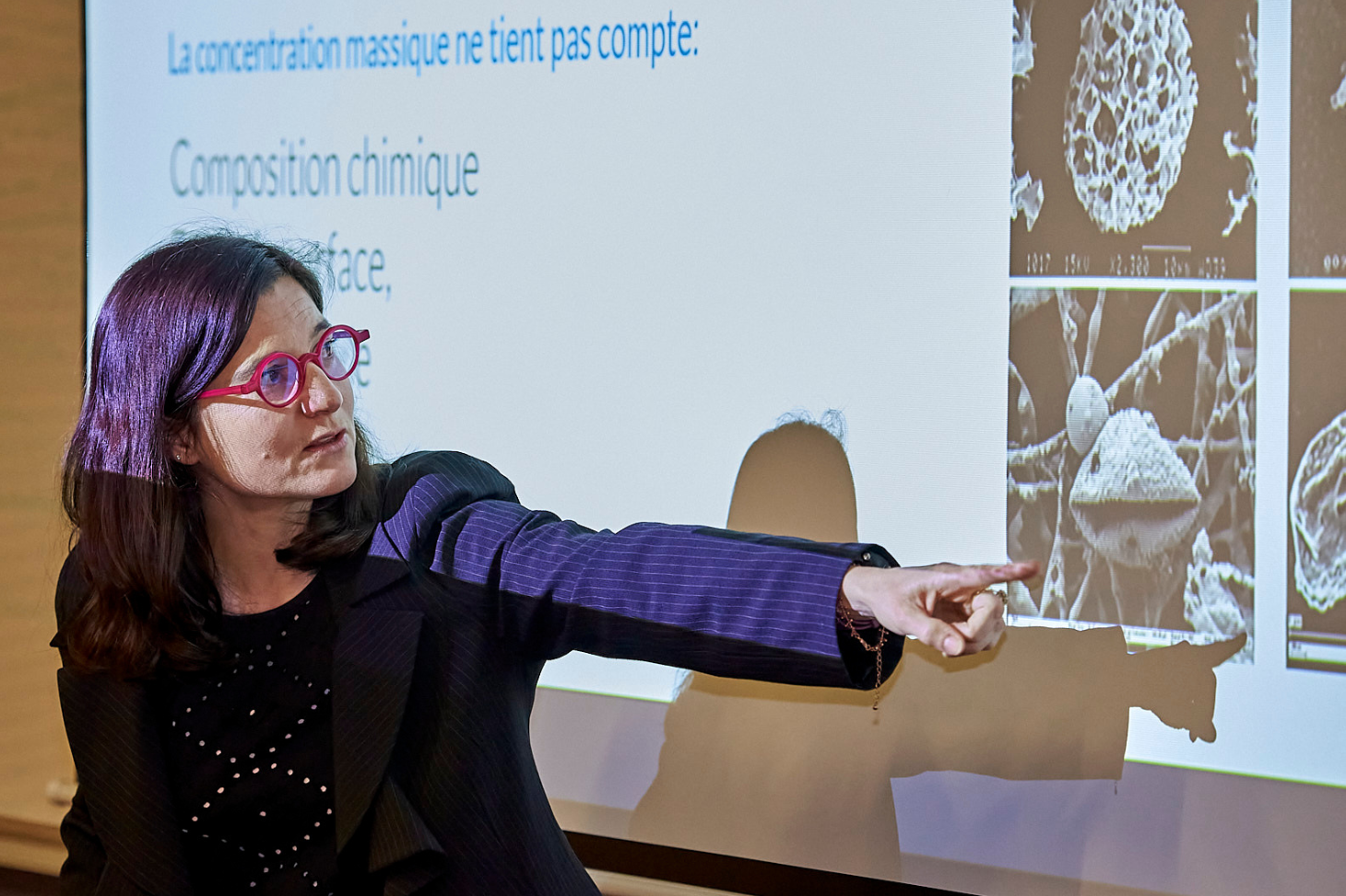 Gaëlle Uzu, directrice de recherche IRD au sein de l’IGE (CNRS/Inrae/IRD/UGA – Grenoble INP-UGA) et co-porteuse de la Chaire Prédict’Air – Station du futur, lors du lancement officiel le 2 avril 2024 © Gilles Galoyer - Studio jamais vu